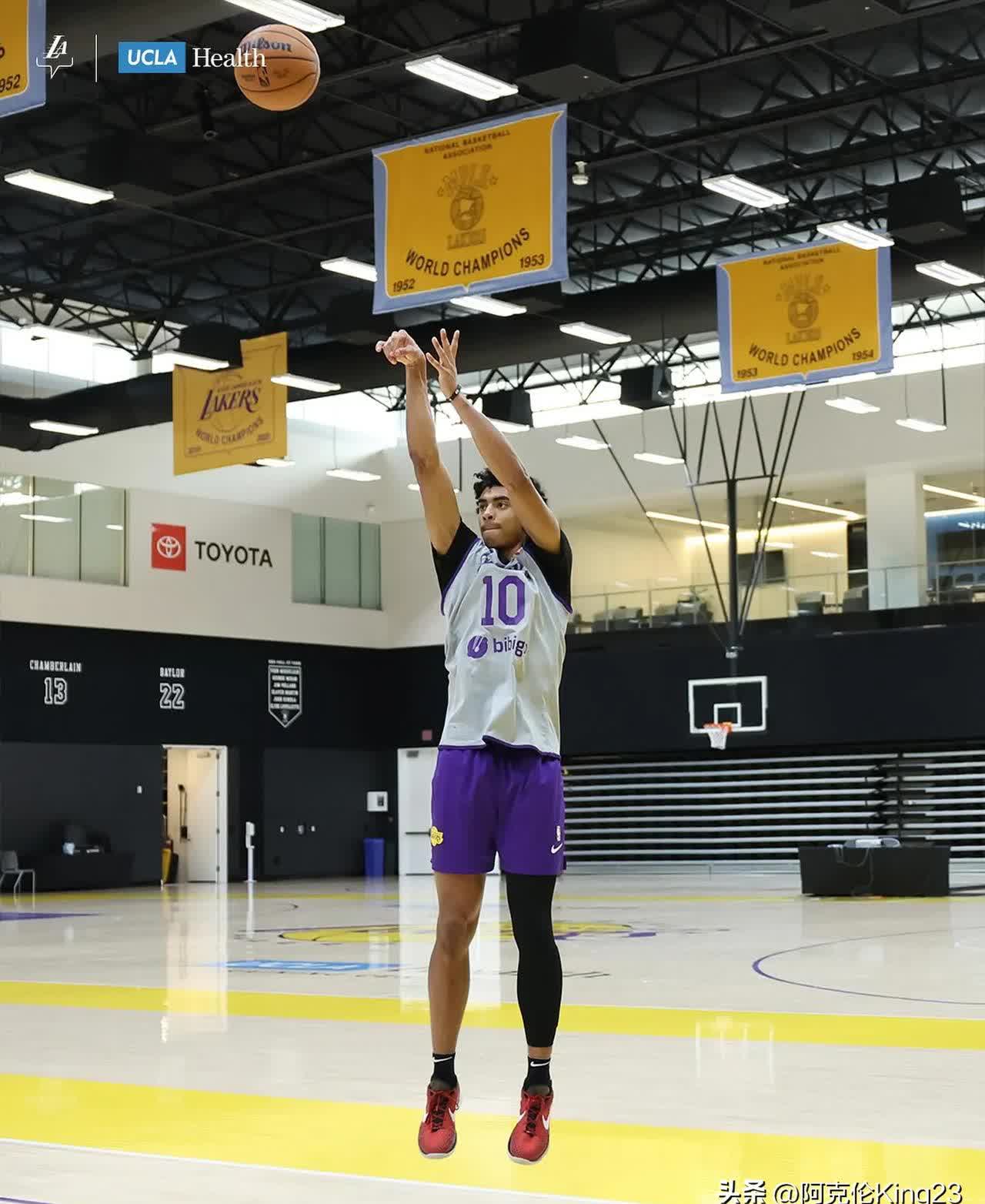 关于菲尼克斯太阳发布备战花絮，赛后迎来里程碑，荷甲任务艰巨，临场指挥获称赞的信息