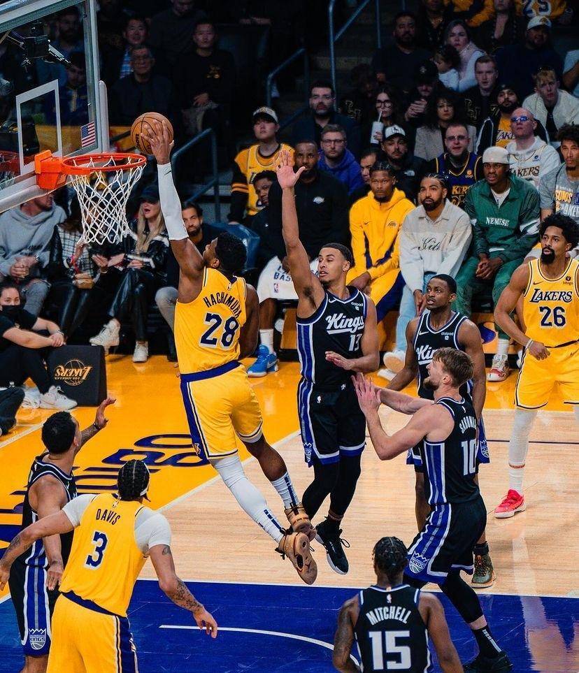 浓眉哥意外战胜雄鹿，比赛规则变更引爆全场！比赛高潮迭起(湖人比赛录像回放)